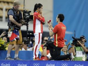 خواستگاری از ورزشکار چینی روی سکوی المپیک +عکس 