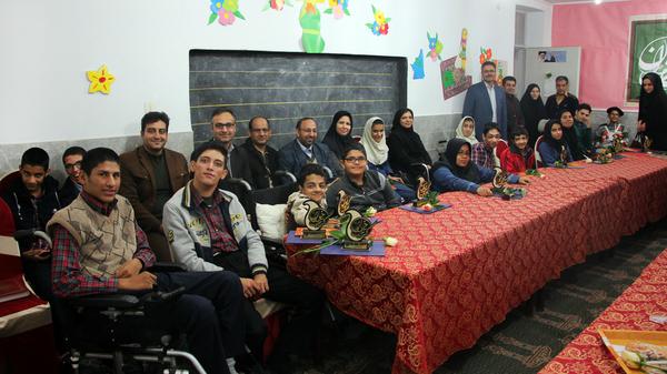 دانش‌آموزان معلول جسمی حرکتی آموزشگاه ضرابی یزد کتاب‌های خود را معرفی کردند