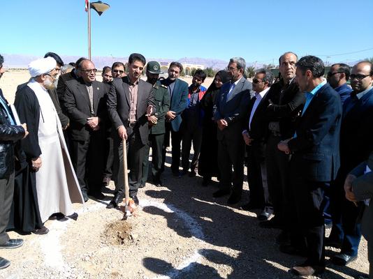 مراسم کلنگ زنی احداث المان مزار شهدای گمنام در دانشگاه آزاداسلامی طبس  با حضور مهندس طلائی و امام جمعه موقت و جمعی از مسئولین