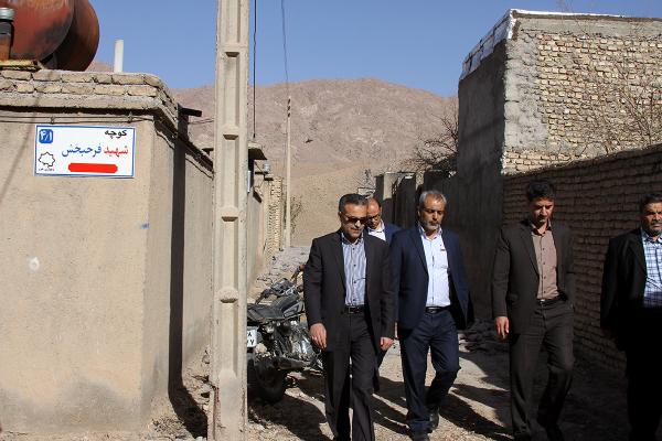 بازدیدمعاون استانداروفرماندارویژه شهرستان طبس ازاجرای سنگ فرش روستای خرو