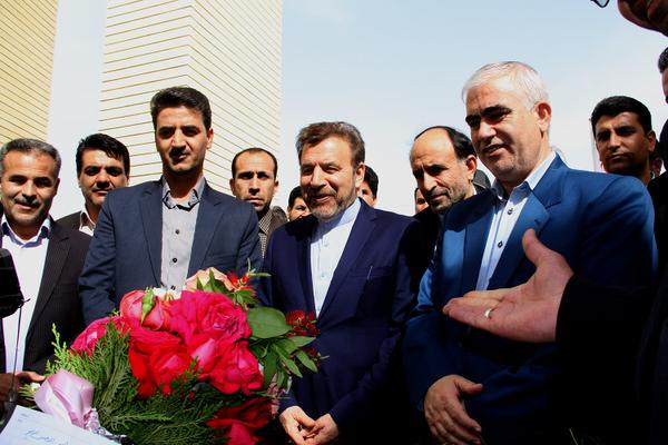دکتر واعظی وزیر محترم ارتباطات و فناوری اطلاعات و هیئت همراه مورد استقبال مسئولین طبس قرار گرفت