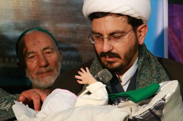 قرائت اذان خدام حرم رضوی در گوش نوزاد تازه متولد شده یزدی