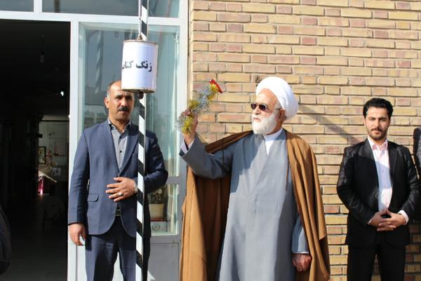 زنگ کتاب در دبیرستان دخترانه معلم تفت به صدا درآمد  