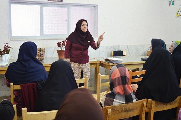 بانوان عضو کتابخانه آیت‌الله کاشانی ندوشن در کارگاه  «مادران قصه‌گو» شرکت کردند