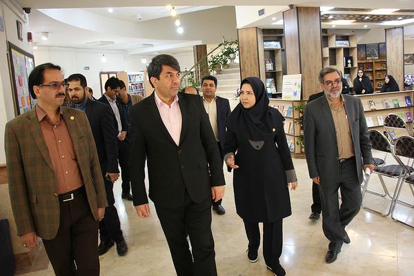 کتابخانه‌گردی استاندار یزد در روز ۱۸ اسفندماه