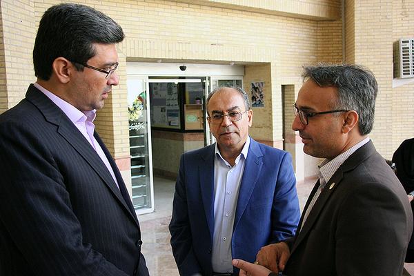 فرماندار جدید یزد در برنامه کتابخانه‌گردی شرکت کرد