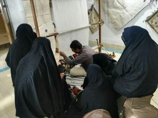 بافت «سفره خمیر» صنعت دست زنان ابرکوهی، دوباره جان گرفته است