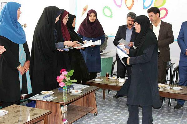 رئیس و کتابداران کتابخانه‌های عمومی خاتم از معلمان شهرستان تقدیر کردند