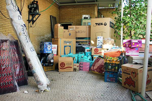 زوج خیّر یزدی، بخشی از لوازم زندگی کتابداران سیل‌زده گلستان را تأمین کردند 