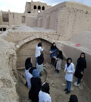 برگزاری کارگاه خشت زنی و اجرای سقف خشتی در مهریز