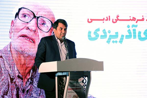 یزدی‌ها باید به شخصیت مهدی آذریزدی افتخار کنند