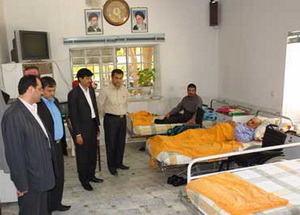 به مناسبت هفته جانباز اعضای هيات رئيسه دانشگاه آزاد اسلامي يزد از يك آسايشگاه جانبازان بازديد نمودند 