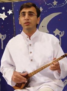 تکرار:همزمان با برگزاری هفته دوستی کودک، قصه‌گوی یزدی نوای پیر چنگی با ساز و آواز در سوئد طنین‌انداز کرد.+معرفی نسل جدید عروسک‌های دارا و سارا به كودكان سوئدی در استكهلم +تصویری