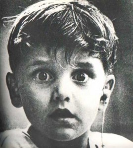 تصویر کودکی ناشنوا پس از شنیدن اولین صدا
