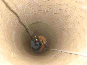 نجات عابر پیاده از عمق چاه20 متری+عکس