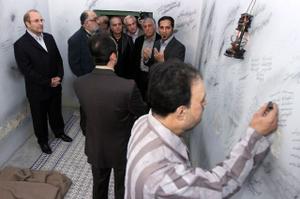 فرخي يزدي در سلولش در زندان قصر+تصاویر