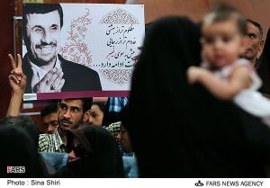 احمدی نژاد مظلوم تر از بهشتی/عکس