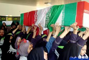 دانش آموزان دختر یزدی شهید 19 ساله گمنام را عاشقانه تشییع کردند دانش آموزان دختر یزدی شهید 19 ساله گمنام را عاشقانه تشییع کردند