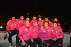 تیم هنرمندان برای بازی فوتبال رونمایی از پیراهن تیم ملی با نماد یوز آسیایی وارد بافق شد