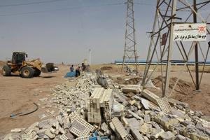 تخريب ساخت و ساز غير مجاز در حريم شبكه‌ي برق 63كيلوولت برق منطقه‌اي يزد