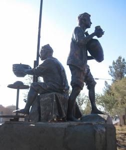 نصب المانی از سفالگری در راستای ساماندهی شهرک صنایع دستی و سفال میبد