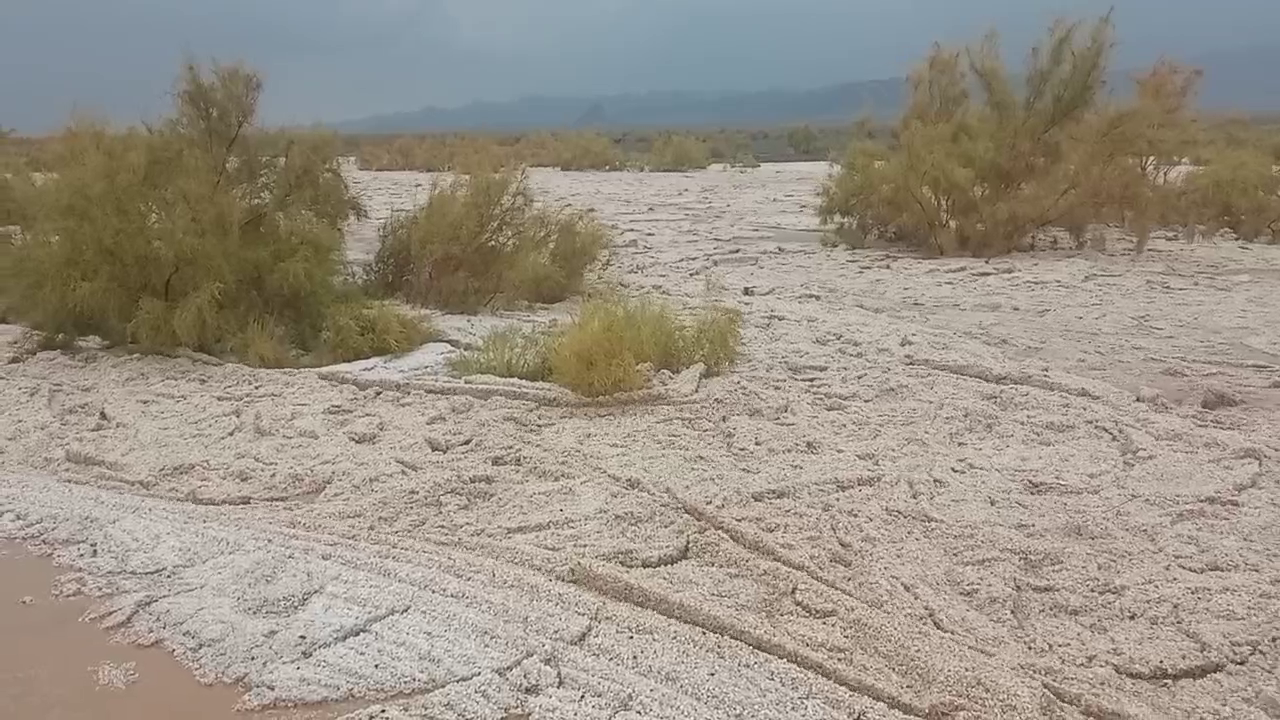 بارش شدید باران و تگرگ مناطق گسترده‌ای از بهاباد را سیلابی کرد