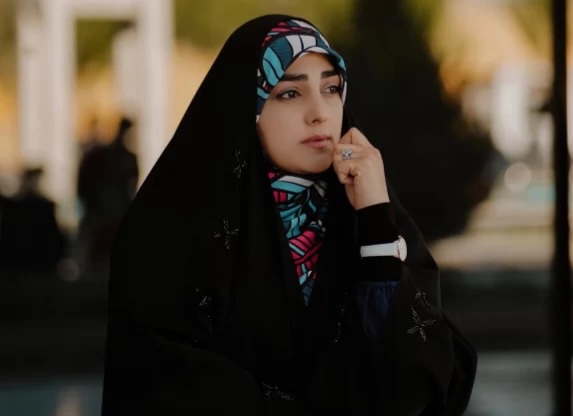 کتک زدن خانم مجری چادری توسط همسرش/ کمر و پهلوهام سیاه شدند